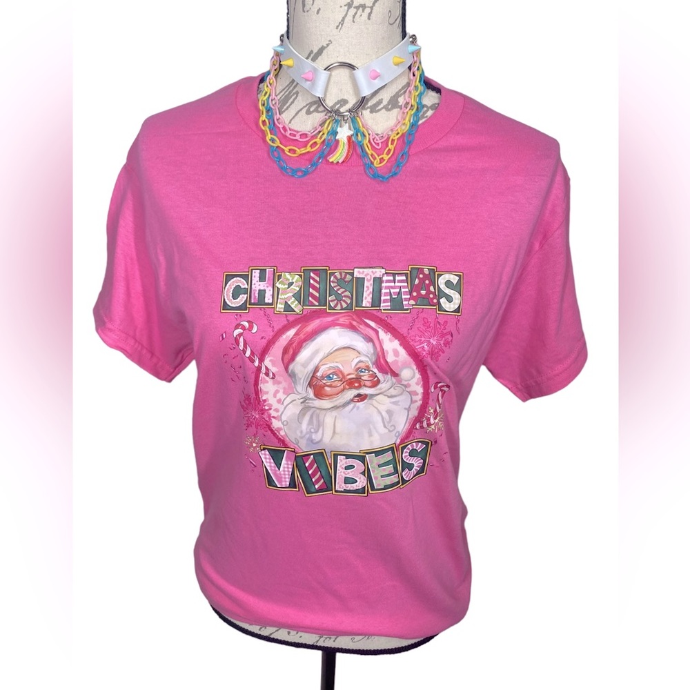 {NEW} Women's "Christmas Vibes" Tee Pink Small